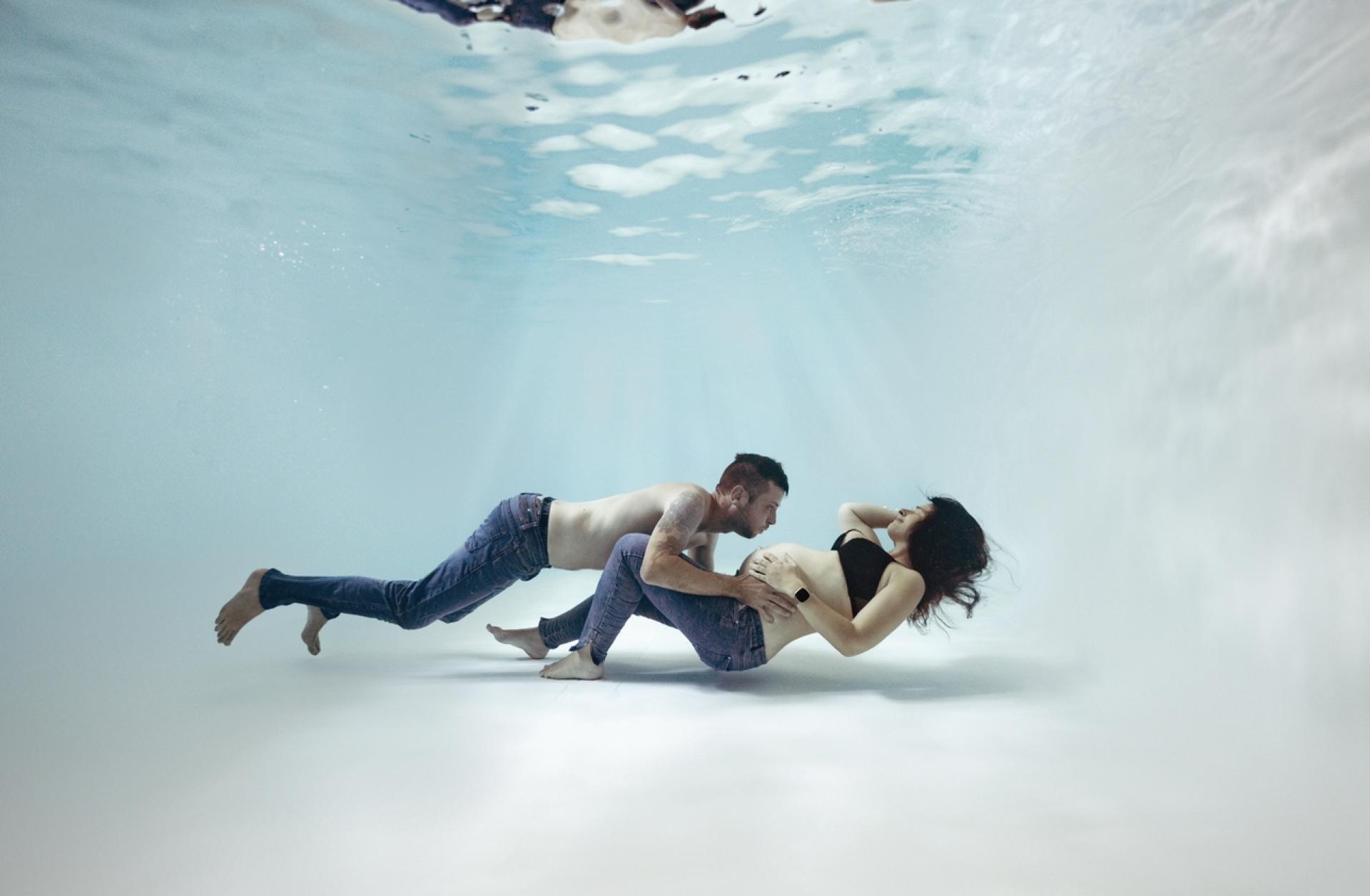 European Photography Awards Winner - Underwater Maternity 