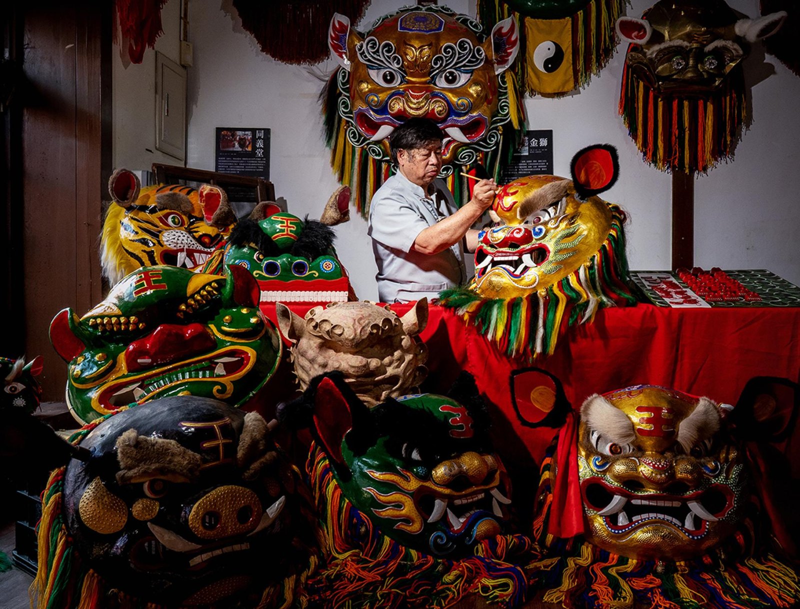 European Photography Awards Winner - Master of handmade lion heads 02